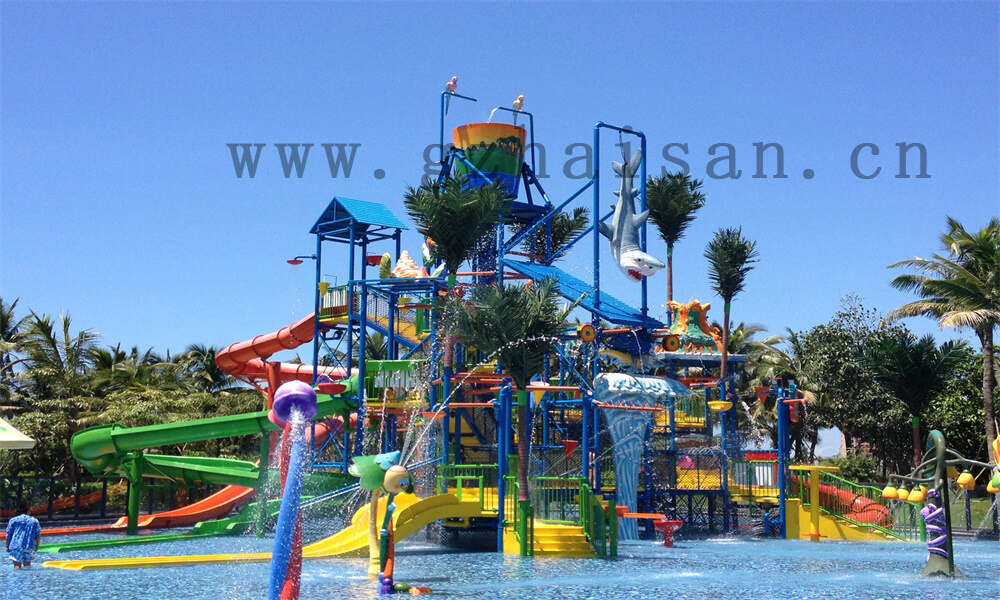 在策划水上乐园时，如何考虑灯光效果？