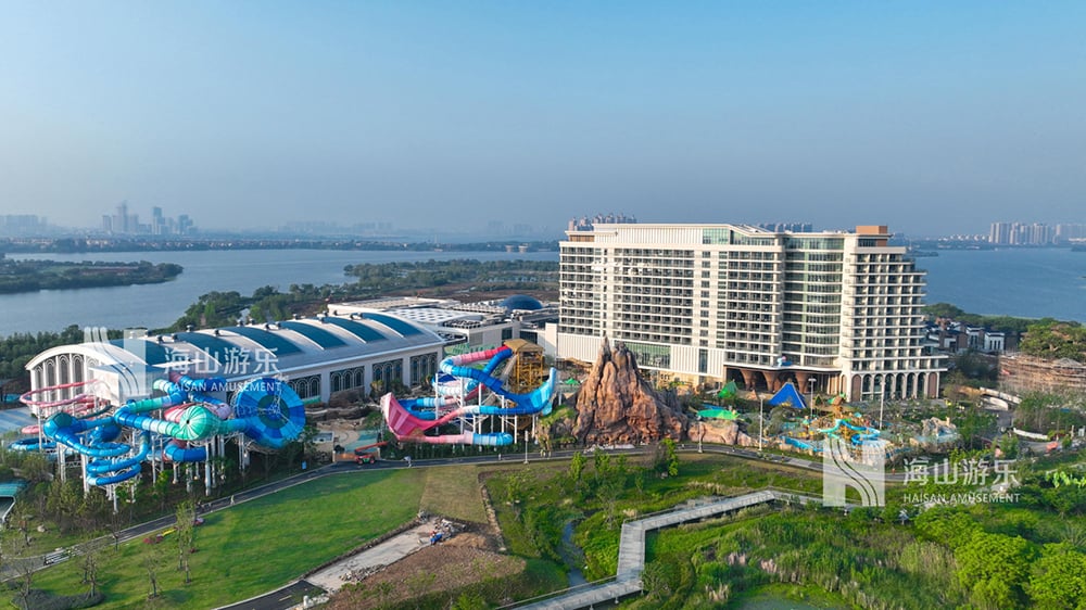 科技铸就非凡体验，专业成就行业标杆——jinnianhui今年会游乐荣膺2025金冠奖“杰出水滑道设备奖”